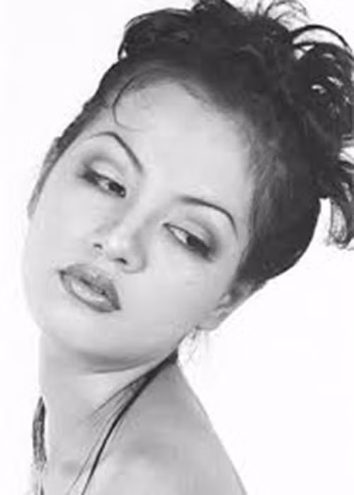 Tuy nhiên, vì hoàn cảnh gia đình, Ngọc Thúy buộc phải từ bỏ việc học và chọn công việc người mẫu để mưu sinh. Ảnh: Zing