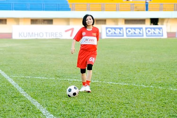 Giọng ca “Trống vắng” kể cô xem Maradona tại World Cup 1986 và thần tượng cầu thủ này. Vì yêu thích Maradona, "chị Chanh" yêu luôn đội tuyển Argentina. Bởi vậy, xem World Cup 1990, Phương Thanh từng bật khóc khi Argentina thua Đức trong trận chung kết. Ảnh: SGGP