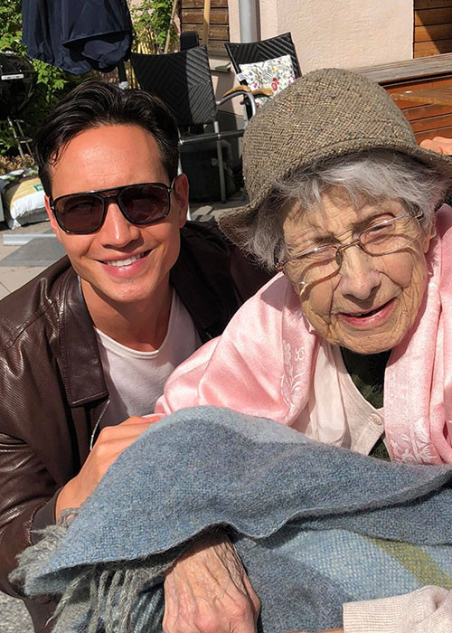 Kim Lý dành thời gian bên người bà 100 tuổi.