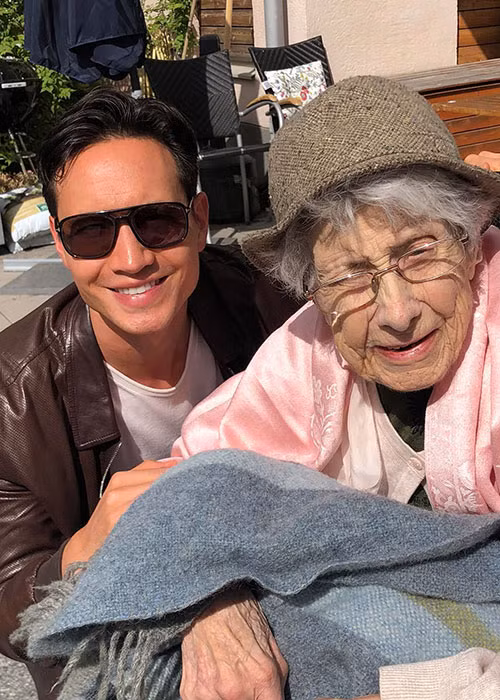 Kim Lý dành thời gian bên người bà 100 tuổi.