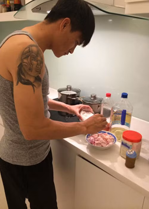 Hình ảnh Công Vinh trổ tài nấu nướng tại nhà.