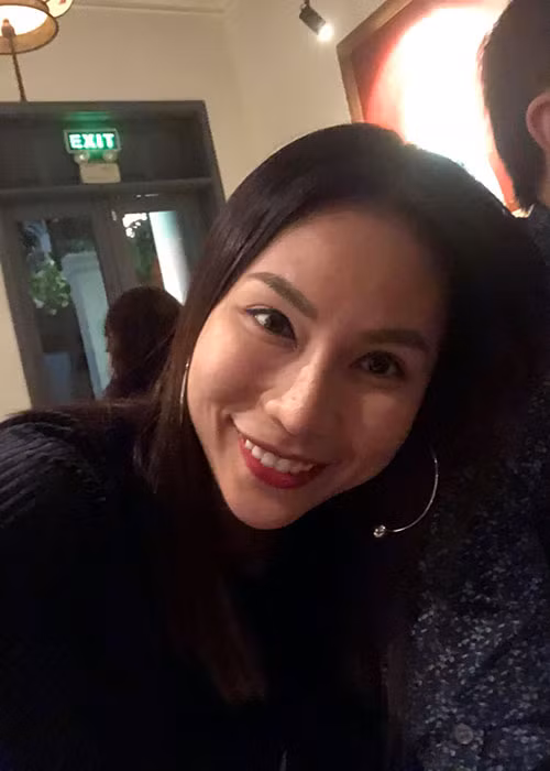 Khánh Ngọc tình tứ tựa vai bạn trai giấu mặt khi cả hai đi ăn.