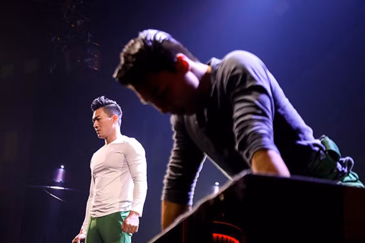 Hình ảnh Quốc Cơ - Quốc Nghiệp lộ vẻ lo lắng, căng thẳng trên sàn tập cho chung kết Britain’s Got Talent 2018. Ảnh: Zing