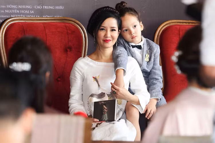 Hình ảnh bé Tôm tỏ ra lo lắng khi biết mẹ bị khản tiếng tại một sự kiện.