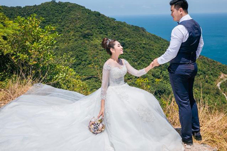 Đặng Thu Thảo và chồng sắp cưới gặp nhau trên phim trường bộ phim "Hồn lụa" do anh tham gia sản xuất và đóng một vai.