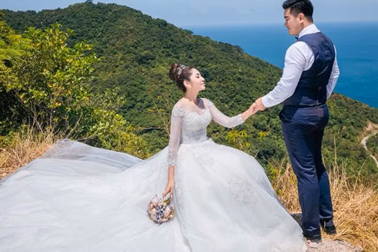 Đặng Thu Thảo và chồng sắp cưới gặp nhau trên phim trường bộ phim "Hồn lụa" do anh tham gia sản xuất và đóng một vai.