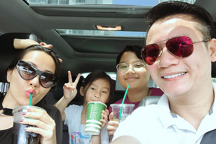 Vợ chồng Hoàng Bách đưa các con về quê ngoại.