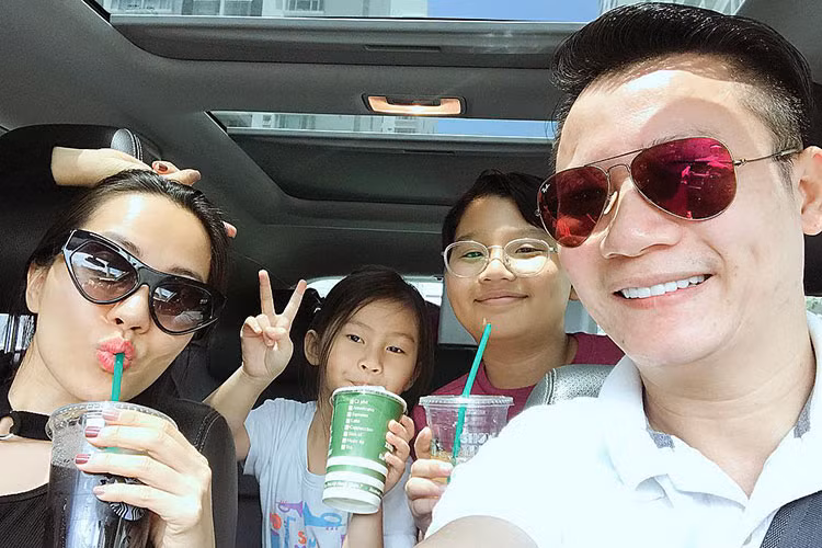 Vợ chồng Hoàng Bách đưa các con về quê ngoại.