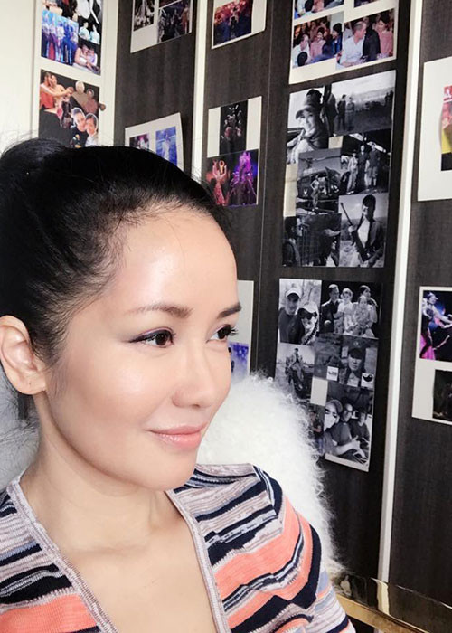 Không trang điểm, Hồng Nhung để lộ gương mặt mộc căng bóng, không tỳ vết.