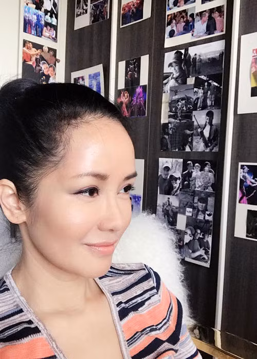 Không trang điểm, Hồng Nhung để lộ gương mặt mộc căng bóng, không tỳ vết.