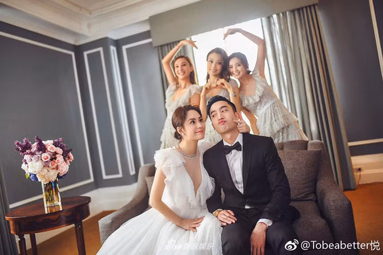 Chung Hân Đồng cùng ông xã tạo dáng nhí nhảnh bên dàn phù dâu.