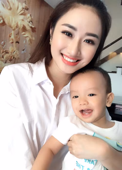 Hoa hậu Thu Ngân khoe con trai giống bố như đúc.