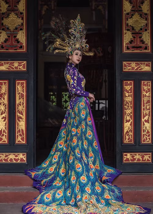 Chi Nguyễn hiện tham gia cuộc thi Miss Asia World 2018 - Hoa hậu châu Á Thế giới 2018. Tuy nhiên, trước thềm chung kết, cô phát hiện quốc phục của mình bị cắt nát. Ảnh: Laodong