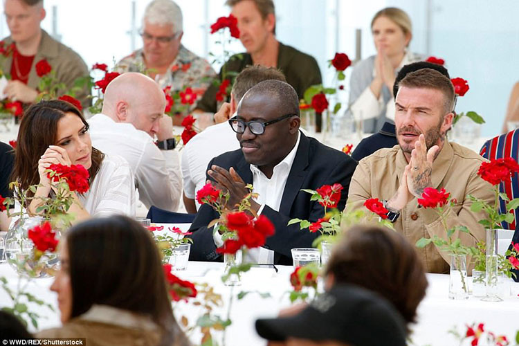 Bà Becks không rời mắt khỏi chồng tại sự kiện thời trang.