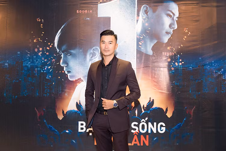 Nam diễn viên Quốc Cường diện trang phục lịch lãm.