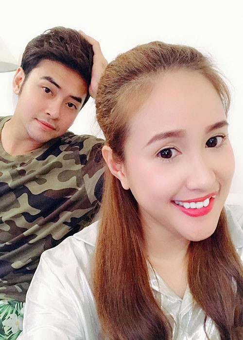 Đóng phim “Gạo nếp gạo tẻ”, Phương Hằng lên xe hoa vào năm 2017. Ông xã của cô là ca sĩ Anh Tâm.