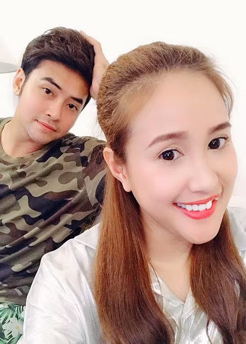 Đóng phim “Gạo nếp gạo tẻ”, Phương Hằng lên xe hoa vào năm 2017. Ông xã của cô là ca sĩ Anh Tâm.