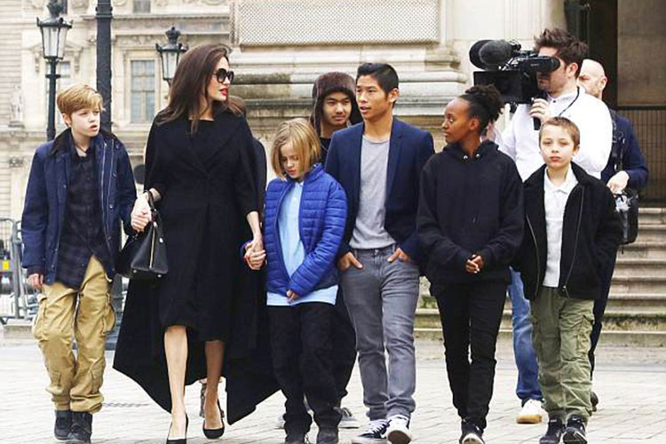 Sau khi ly hôn Brad Pitt, Angelina Jolie một mình chăm sóc 6 người con.