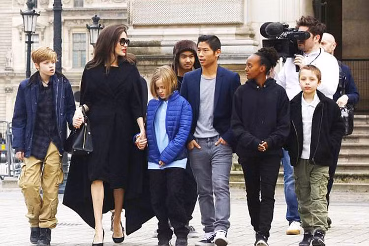 Sau khi ly hôn Brad Pitt, Angelina Jolie một mình chăm sóc 6 người con.