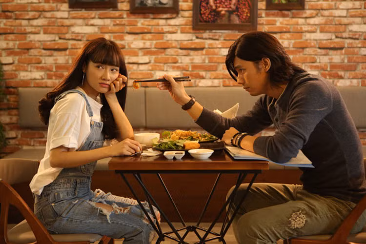 Sau khi mối tình đầu tan vỡ, Hạ quyết tâm tìm hạnh phúc. Cuối cùng, cô cũng có một người bạn trai hoàn hảo. Ảnh: Tuoitre