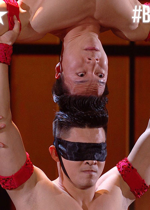 Tiết mục chồng người của anh em hoàng tử xiếc Việt Nam gây ấn tượng với ban giám khảo và khán giả. Ảnh: BTC