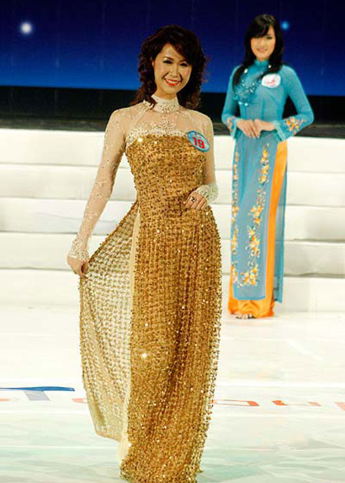 Dương Thùy Linh ghi điểm với ban giám khảo cuộc thi Hoa hậu Hoàn vũ Việt Nam 2008 bằng vẻ rạng rỡ, thân thiện và tự tin. Ảnh: VTC