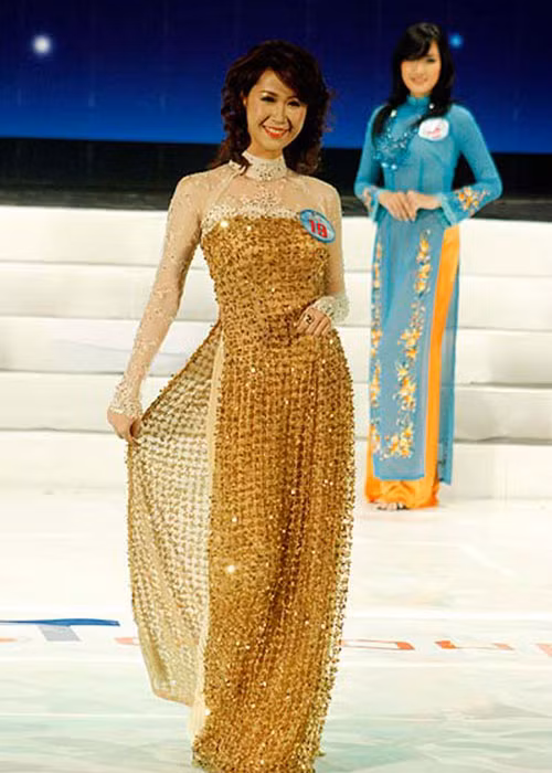 Dương Thùy Linh ghi điểm với ban giám khảo cuộc thi Hoa hậu Hoàn vũ Việt Nam 2008 bằng vẻ rạng rỡ, thân thiện và tự tin. Ảnh: VTC