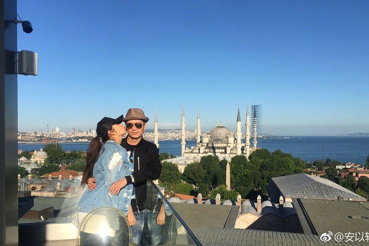 Khoảnh khắc An Dĩ Hiên chu môi hôn má ông xã.