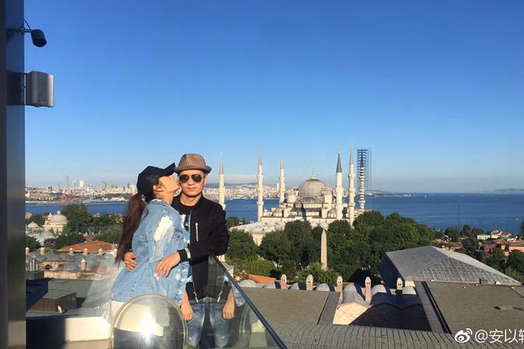 Khoảnh khắc An Dĩ Hiên chu môi hôn má ông xã.