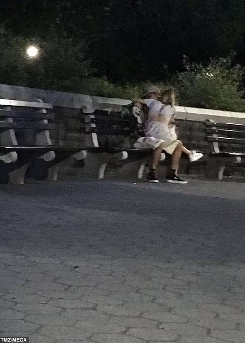 Sau khi hôn nhau bên bờ sông, đôi uyên ương tiếp tục tình tứ tại công viên trong buổi tối cùng ngày. Ảnh: Dailymail