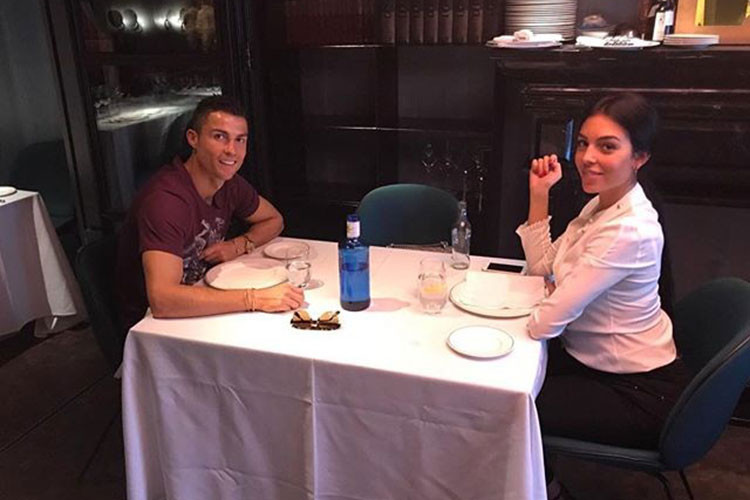 Georgina được con riêng và mẹ của bạn trai chào đón. Ảnh: FBNV