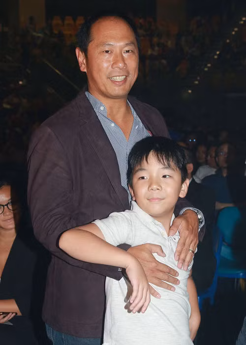 Ông xã của Ôn Bích Hà cũng đưa theo cậu con trai nuôi của cả hai đến ủng hộ đêm diễn.