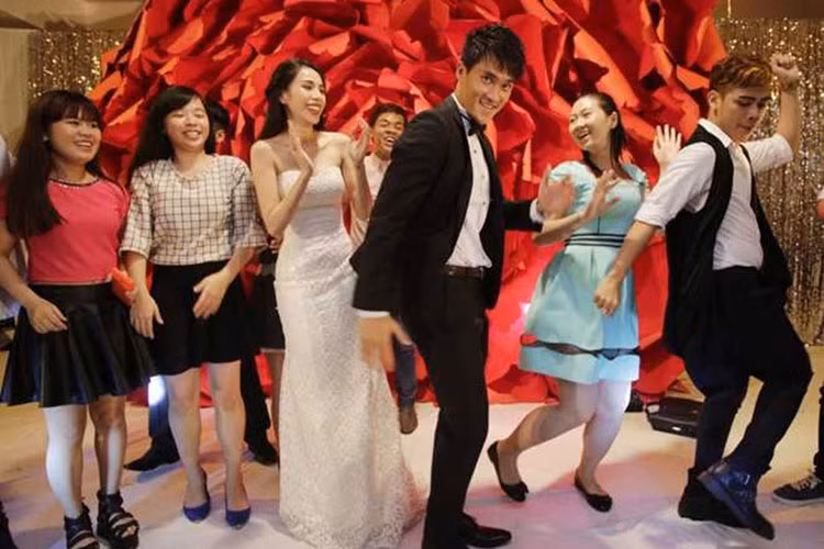 Hình ảnh Công Vinh trổ tài nhảy trước đám đông tại tiệc cưới vào tháng 12/2014. Ảnh: VTC