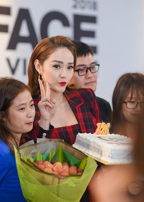 Xuất hiện tại buổi casting The Face tại Hà Nội, Minh Hằng cho thấy sự nỗ lực cải thiện phong cách thời trang.