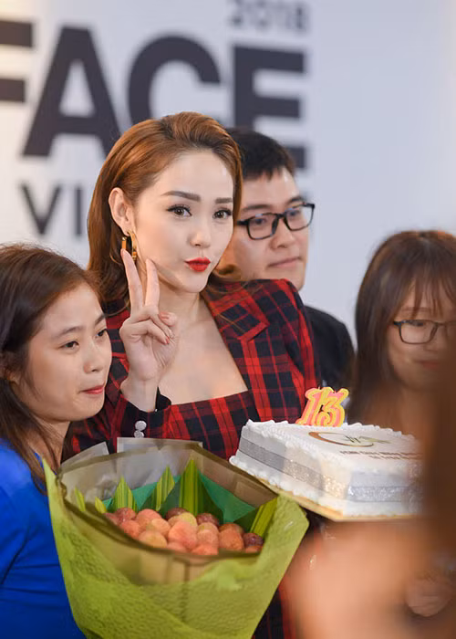 Xuất hiện tại buổi casting The Face tại Hà Nội, Minh Hằng cho thấy sự nỗ lực cải thiện phong cách thời trang.