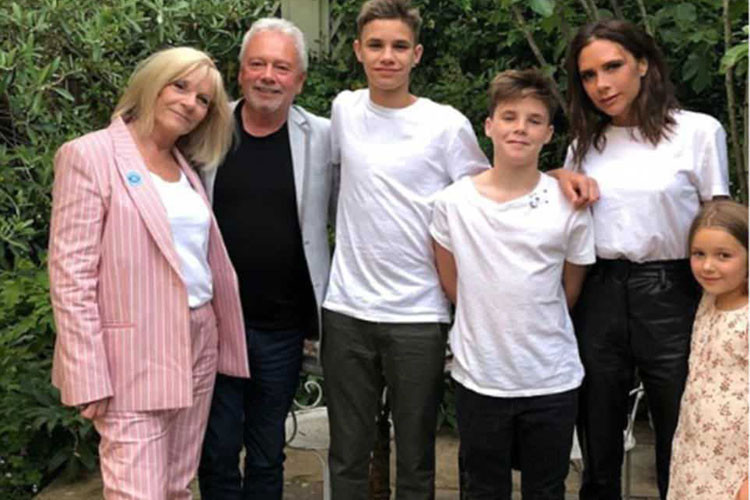 Trước khi lên tiếng phủ nhận tin đồn ly hôn, bà Becks vui vẻ chia sẻ hình ảnh bên các con và bố mẹ.