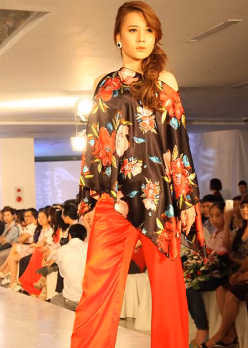 Phương Oanh sinh năm 1989, xuất thân là người mẫu, ca sĩ hoạt động tại miền Bắc. Ảnh: FBNV