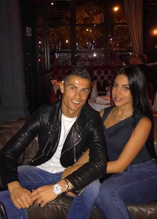 Bạn gái của Cristiano khá kín tiếng trong chuyện tình cảm. Cô không đi kể chuyện tình yêu mọi nơi để lấy danh tiếng.