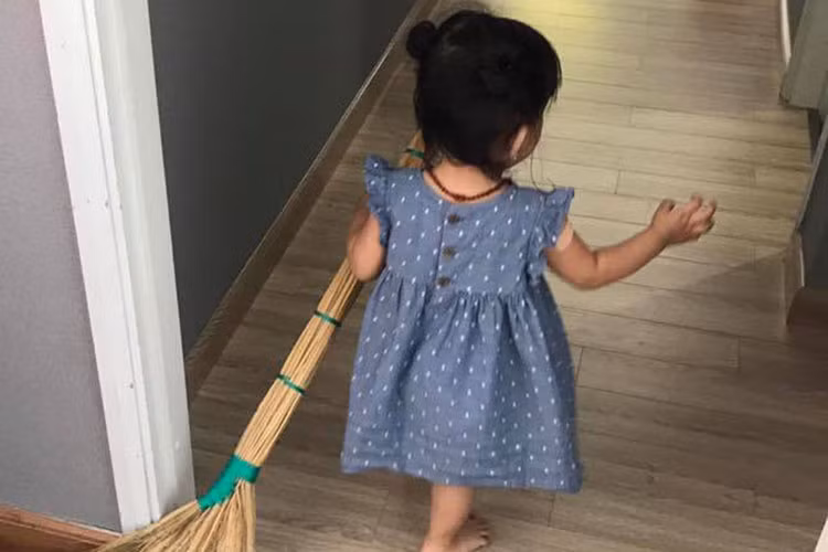 Con gái của Hải Băng - Thành Đạt phụ mẹ quét nhà sáng sớm.