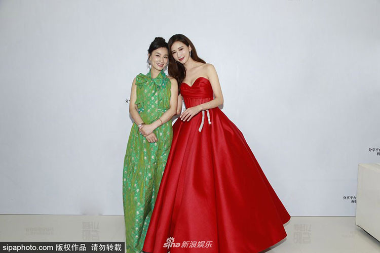 Lâm Chí Linh diện váy cúp ngực tông đỏ rực rỡ còn Trương Đình chọn một mẫu thiết kế tông xanh.