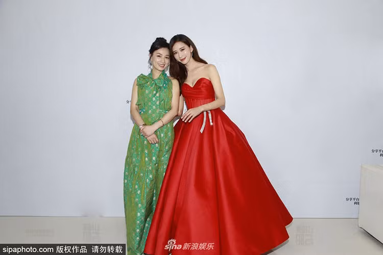 Lâm Chí Linh diện váy cúp ngực tông đỏ rực rỡ còn Trương Đình chọn một mẫu thiết kế tông xanh.