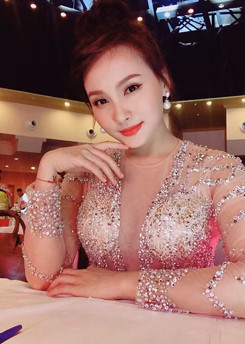 Bảo Thanh làm giám khảo cuộc thi Áo dài Phu nhân toàn châu Âu tại Praha.