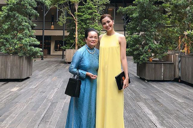 Hot Face sao Việt 24h: Tăng Thanh Hà rạng rỡ bên mẹ ruột.