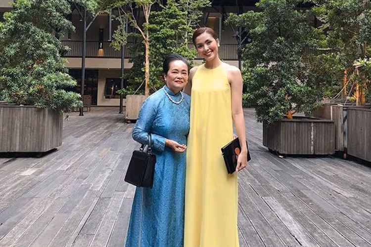 Hot Face sao Việt 24h: Tăng Thanh Hà rạng rỡ bên mẹ ruột.