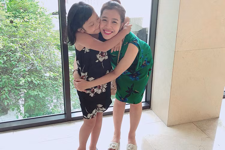 Diệp Chi chia sẻ, con gái lớn lên trông thấy sau một tuần về nghỉ hè với ông bà.