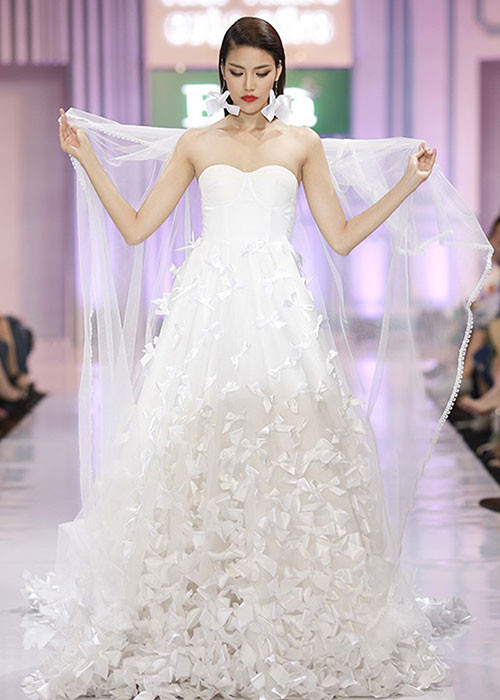Bước chân vào nghề mẫu năm 18 tuổi, Lan Khuê không ít lần hóa thân cô dâu trên sàn catwalk cũng như trong các bộ ảnh thời trang. Ảnh: Bennyphan