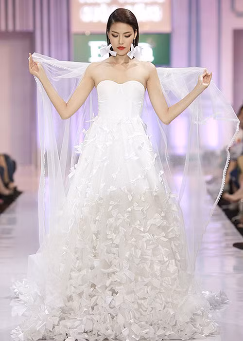 Bước chân vào nghề mẫu năm 18 tuổi, Lan Khuê không ít lần hóa thân cô dâu trên sàn catwalk cũng như trong các bộ ảnh thời trang. Ảnh: Bennyphan