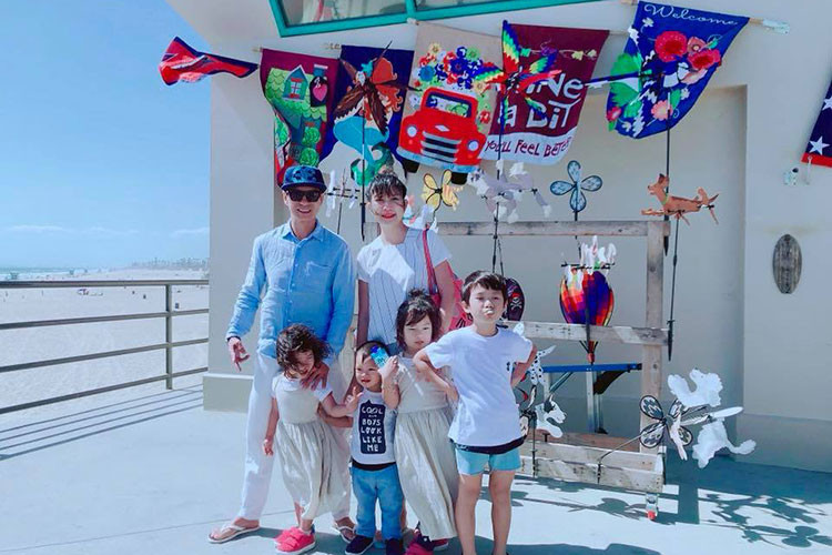 Vợ chồng sao Việt Lý Hải - Minh Hà cùng các con vui vẻ ngắm biển ở Mỹ.