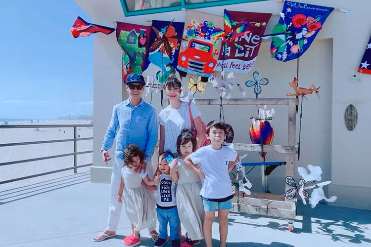 Vợ chồng sao Việt Lý Hải - Minh Hà cùng các con vui vẻ ngắm biển ở Mỹ.
