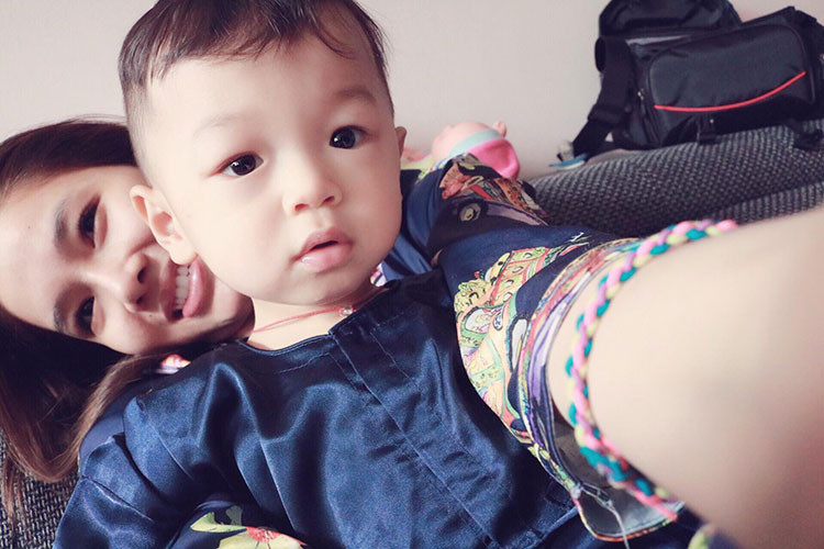 Kỳ Hân khoe ảnh con trai mặc trang phục miền Tây.